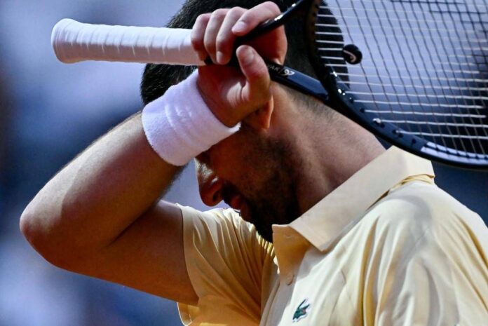 Djokovic ‘nervoso’ agli Internazionali: il gesto… verso il cielo