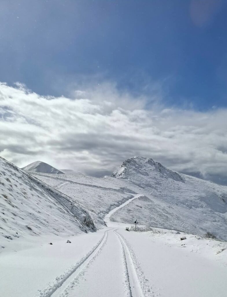 Nevicata in corso sui rilievi del Lazio: scatta l'allerta viabilità, spazzaneve in azione a maggio 1
