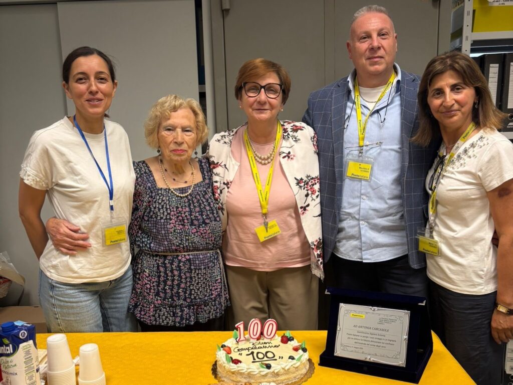 Cento anni e il rito della pensione: la festa a sorpresa per nonna Antonia all’ufficio postale 1