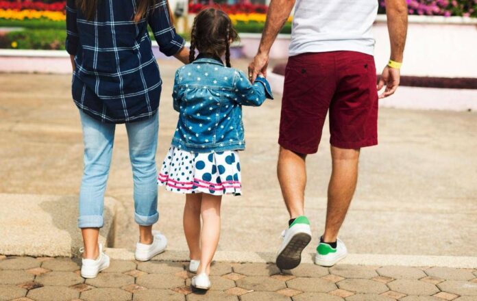 Famiglia Italia, Censis: meno figli e matrimoni, cresce l’età delle madri e le famiglie single