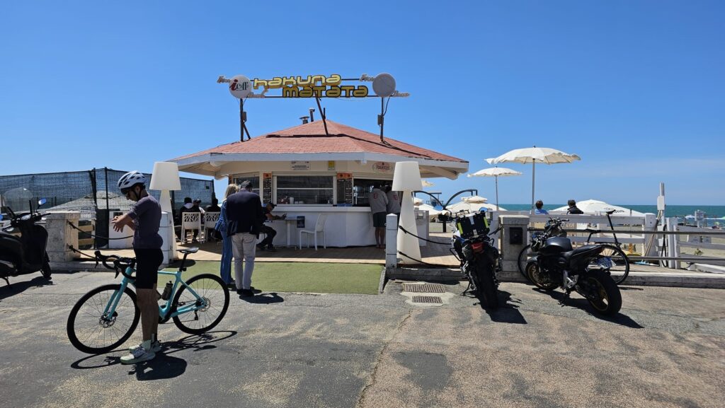 Rimosse le piastrelle, ha riaperto l' unico chiosco-bar attivo sulle spiagge libere di Ostia 1