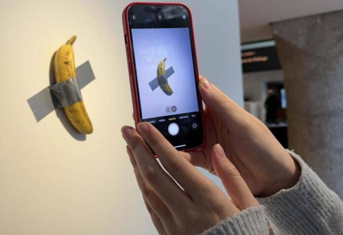 La banana di Cattelan sparisce ancora, rubata dal museo Pompidou-Metz in Francia