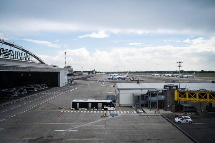 Milano, mezzo urta muso di un aereo a Linate: disagi già rientrati