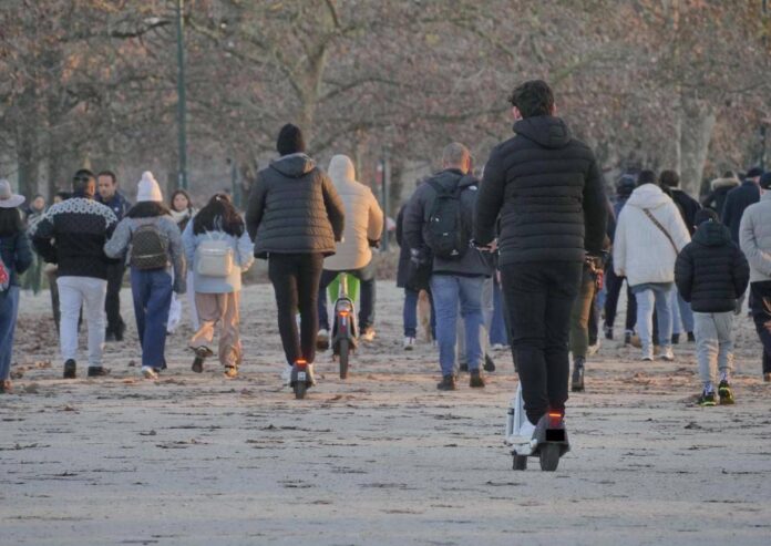 Monopattini elettrici, conto alla rovescia per l’obbligo di targa: la scadenza e le multe, cosa fare