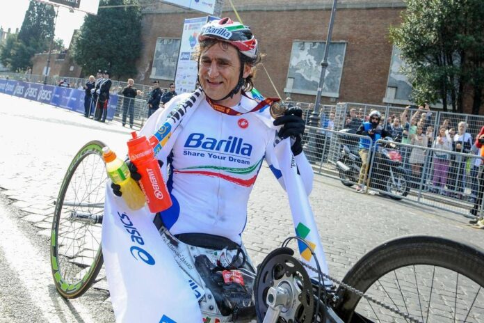 Oggi i funerali di Alex Zanardi a Padova: persone in coda da ore, la sua handbike sull’altare