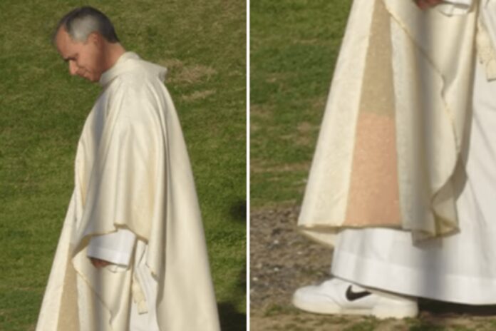 Papa Leone XIV indossa le Nike, sotto la veste sacra spuntano le sneakers: la foto virale