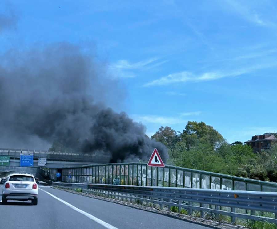 Incendio a ridosso del Grande Raccordo Anulare: paura per l'esplosione di un furgone (FOTO) 1 Incendio a ridosso del Grande Raccordo Anulare: paura per l'esplosione di un furgone (FOTO) 1