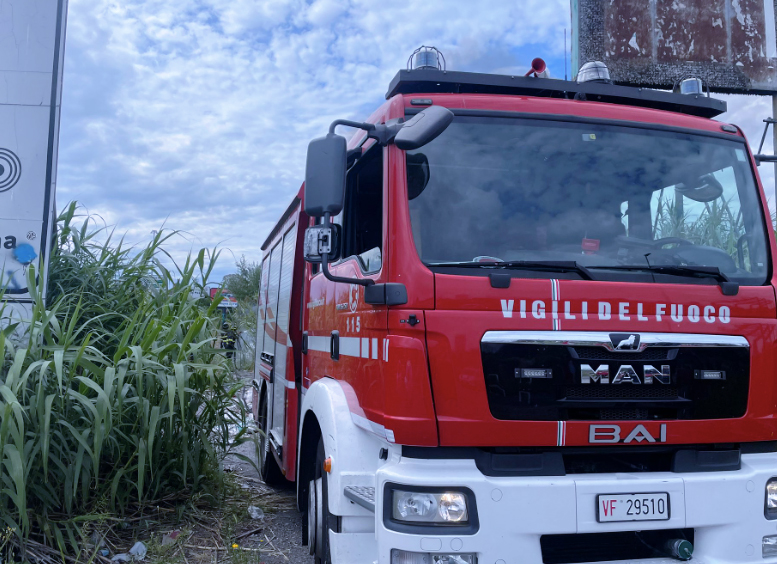 Incendio tossico alla Magliana: fiamme esplodono sulla ciclabile a ridosso del viadotto (VIDEO e FOTO) 1 Incendio tossico alla Magliana: fiamme esplodono sulla ciclabile a ridosso del viadotto (VIDEO e FOTO) 1