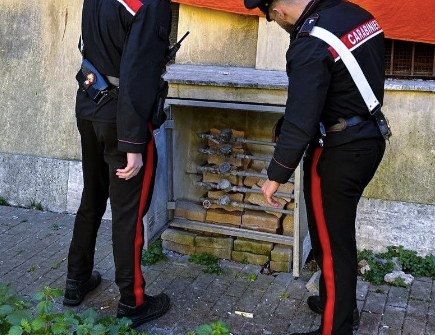 Dieci anni di carcere da scontare e una rete di abusi: Carabinieri stanano super latitante nel fortino di Roma est (FOTO) 1 Dieci anni di carcere da scontare e una rete di abusi: Carabinieri stanano super latitante nel fortino di Roma est (FOTO) 1