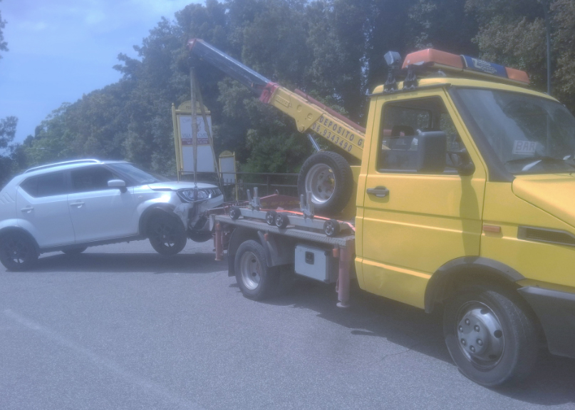Tragedia sfiorata ai Castelli Romani: auto rischia di precipitare nel vuoto per una manovra errata (FOTO) 2