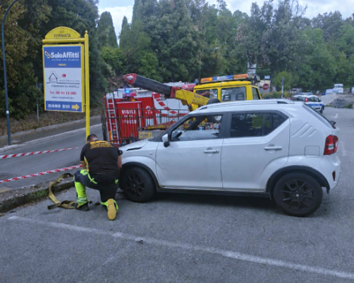 Tragedia sfiorata ai Castelli Romani: auto rischia di precipitare nel vuoto per una manovra errata (FOTO) 1