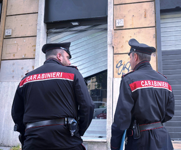 Gioiellerie nel mirino dei ladri: scatta l’allarme e un colpo viene abbandonato lasciando la devastazione (FOTO) 1 Gioiellerie nel mirino dei ladri: scatta l’allarme e un colpo viene abbandonato lasciando la devastazione (FOTO) 1
