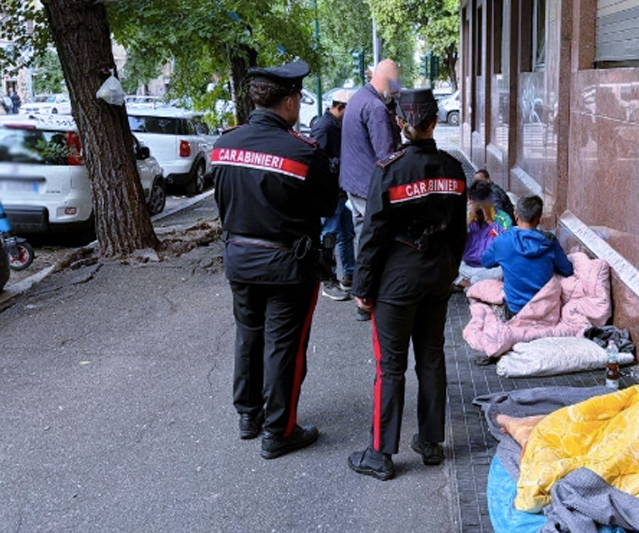 Insediamenti abusivi e 350 kg di rifiuti nei parchi del centro: AMA sotto scorta per rimuoverli (FOTO) 1