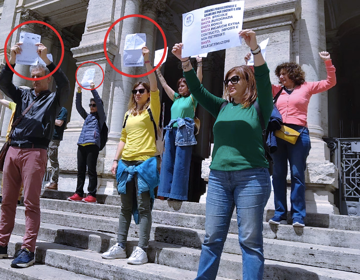Una lezione davanti al Ministero: flashmob dei docenti per chiedere l'adeguamento degli stipendi (FOTO) 1