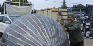 Un artista percorrerà l'Italia a piedi con una sfera di ferro, raccogliendo fondi per l'Ospedale Pediatrico Bambino Gesù