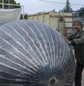Un artista percorrerà l'Italia a piedi con una sfera di ferro, raccogliendo fondi per l'Ospedale Pediatrico Bambino Gesù