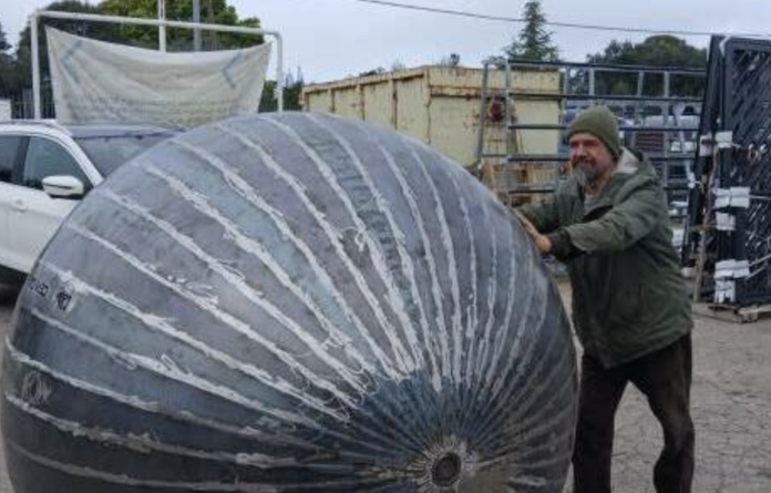 Un artista percorrerà l'Italia a piedi con una sfera di ferro, raccogliendo fondi per l'Ospedale Pediatrico Bambino Gesù