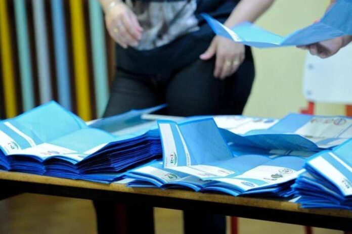 Sondaggio politico, Fratelli d’Italia stabile e Pd cala. M5S su, Vannacci scende