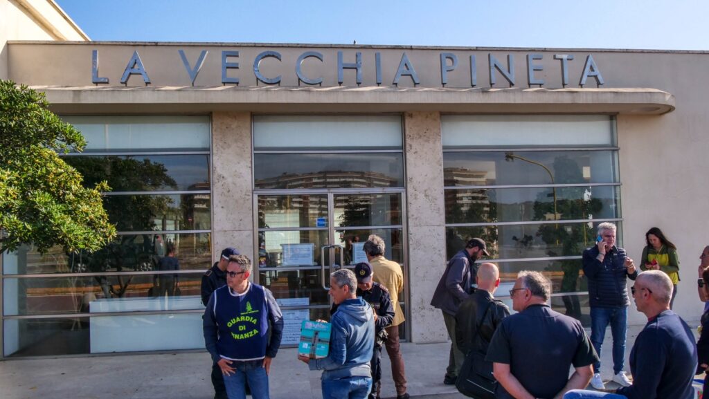 Ingiunzione di sgombero: sigilli per la rimozione delle attrezzature allo storico stabilimento-ristorante di Ostia (VIDEO e FOTO) 2