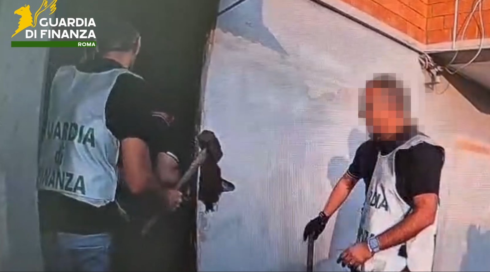 Droga a Ostia, la Guardia di Finanza smantella la piazza di spaccio protetta dalla grata (FOTO e VIDEO) 1 Droga a Ostia, la Guardia di Finanza smantella la piazza di spaccio protetta dalla grata (FOTO e VIDEO) 1