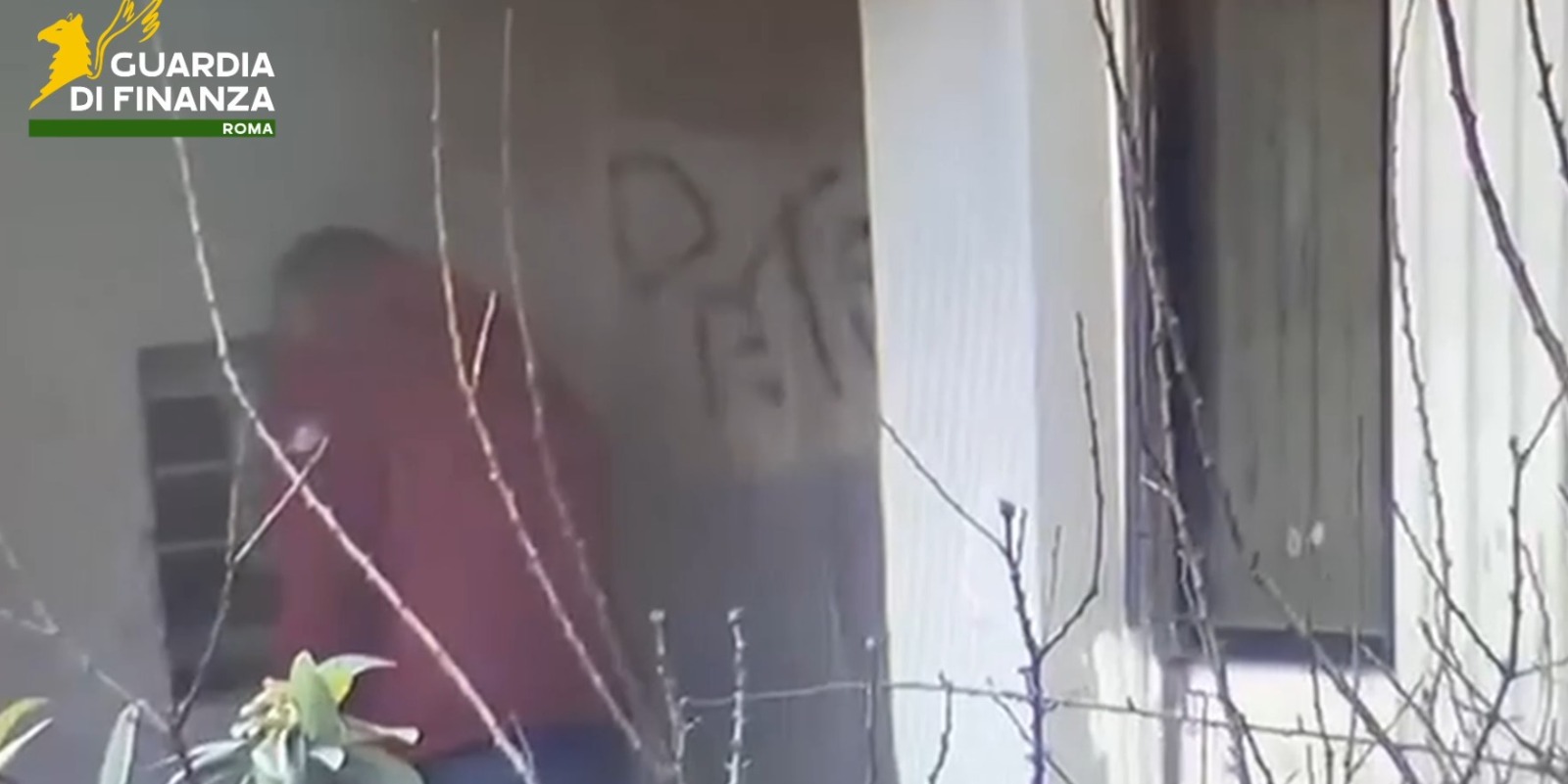Droga a Ostia, la Guardia di Finanza smantella la piazza di spaccio protetta dalla grata (FOTO e VIDEO) 2 Droga a Ostia, la Guardia di Finanza smantella la piazza di spaccio protetta dalla grata (FOTO e VIDEO) 2