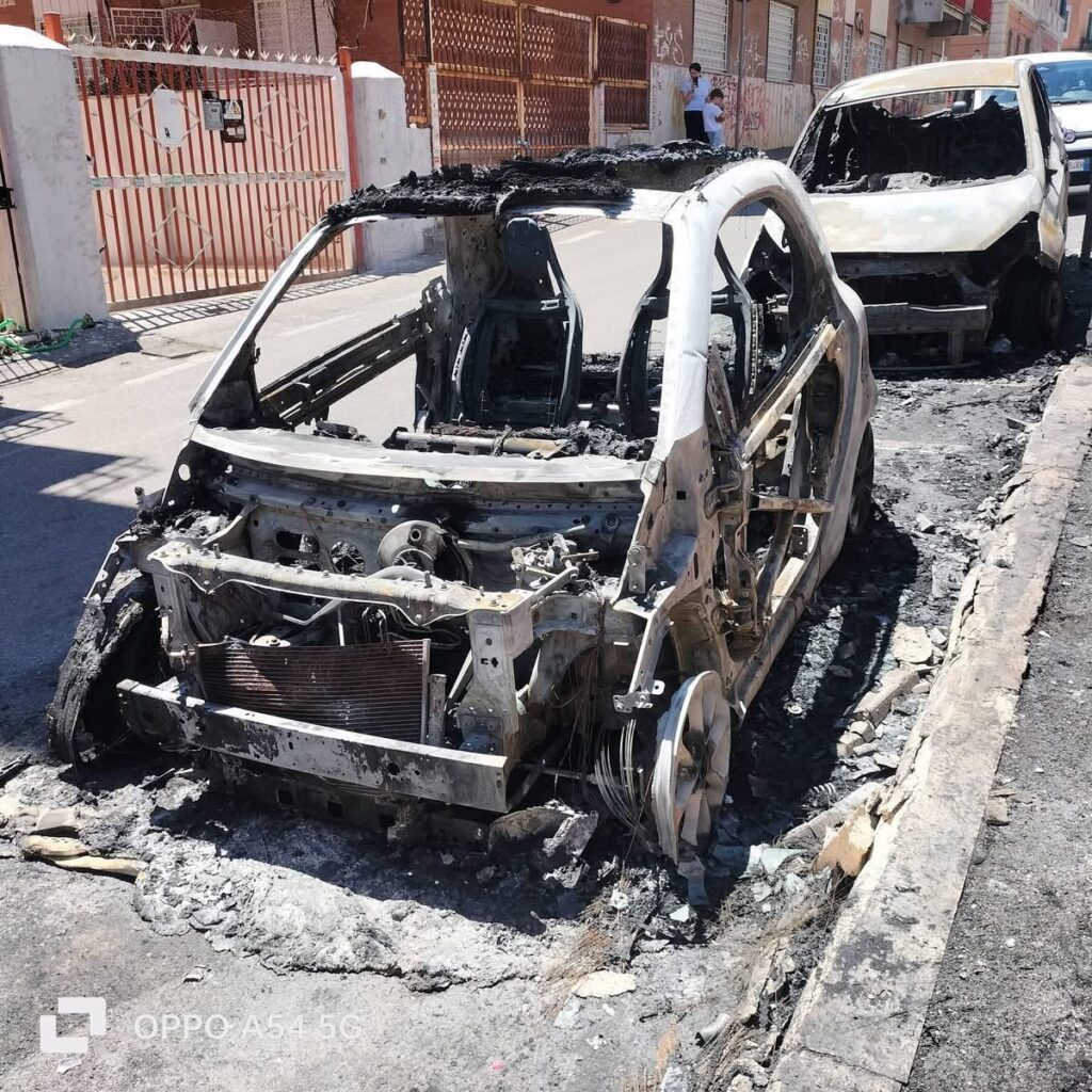 Notte di fuoco a Torpignattara: Smart in fiamme, distrutte altre due auto. Non si esclude il dolo 1