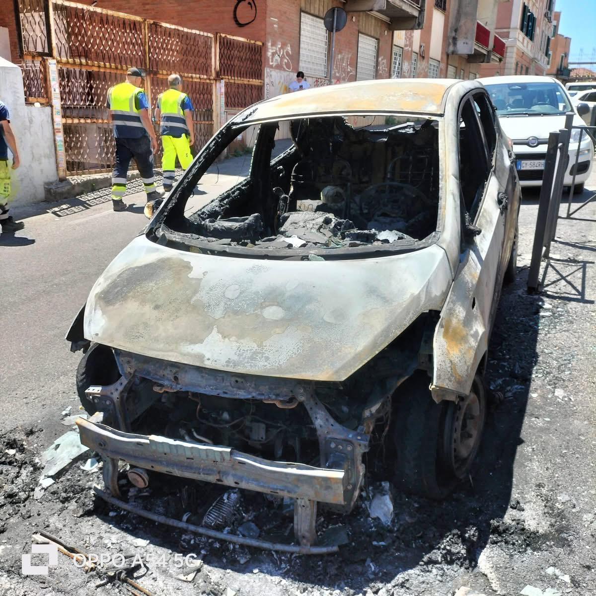 Notte di fuoco a Torpignattara: Smart in fiamme, distrutte altre due auto. Non si esclude il dolo 2