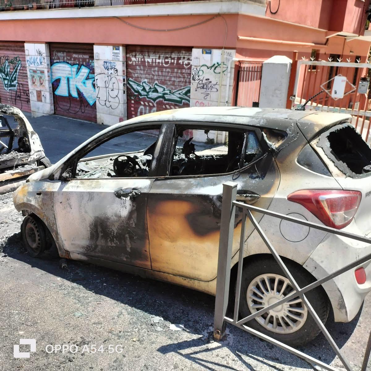 Notte di fuoco a Torpignattara: Smart in fiamme, distrutte altre due auto. Non si esclude il dolo 3