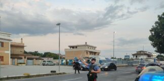 Rapina a tor san lorenzo, tenta di rubare elettrodomestici e aggredisce dipendente