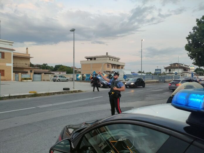Rapina a tor san lorenzo, tenta di rubare elettrodomestici e aggredisce dipendente