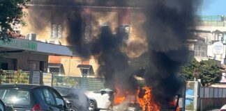 automobile in fiamme a Isola Sacra