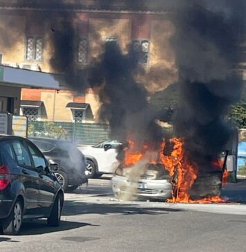 automobile in fiamme a Isola Sacra