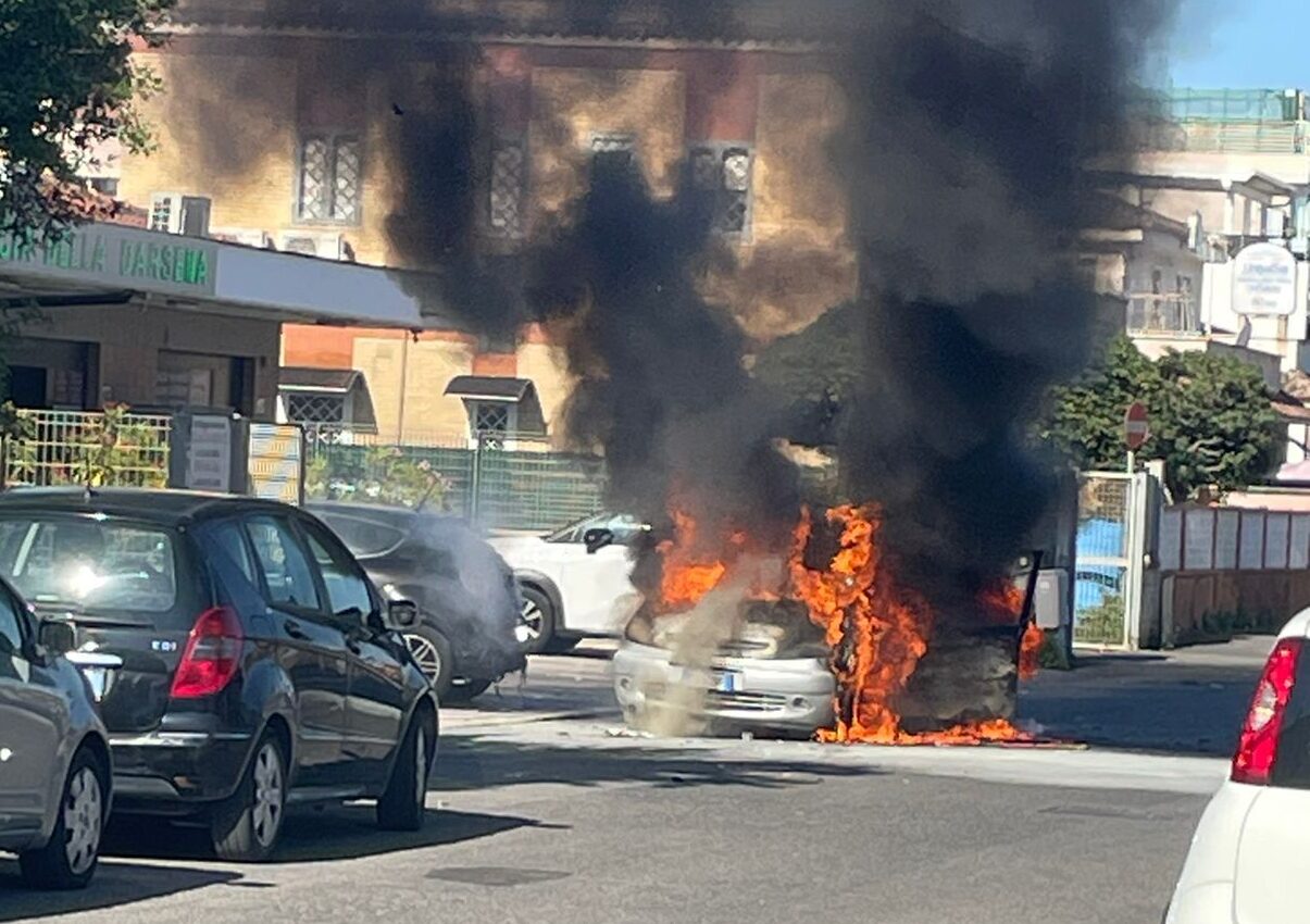 automobile in fiamme a Isola Sacra