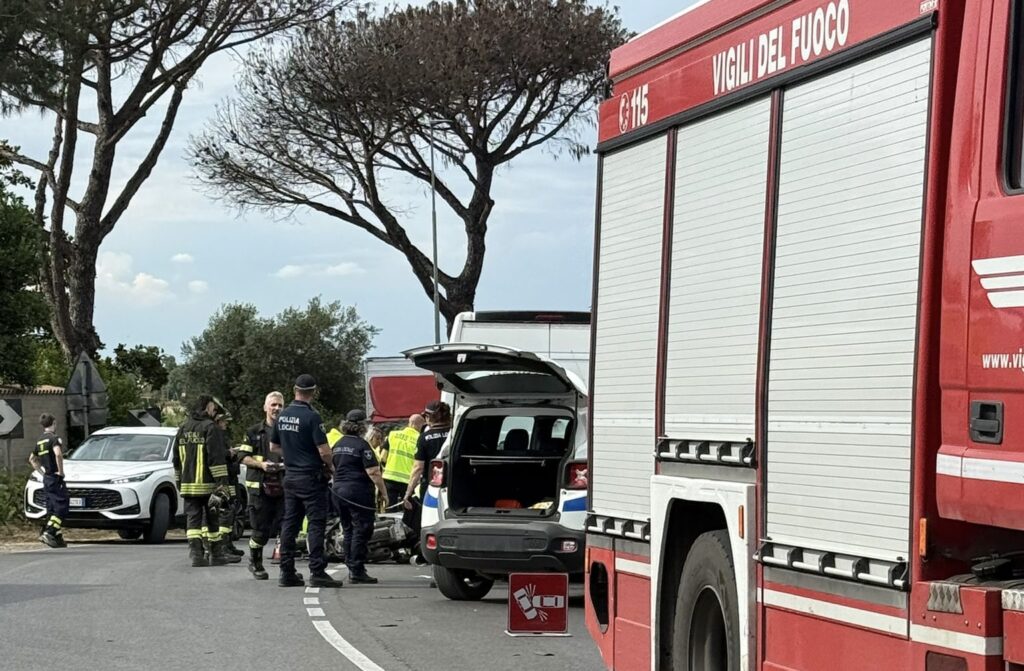 Paura a Tor San Lorenzo, grave incidente sulla Laurentina: centauro in codice rosso (FOTO) 1 Paura a Tor San Lorenzo, grave incidente sulla Laurentina: centauro in codice rosso (FOTO) 1