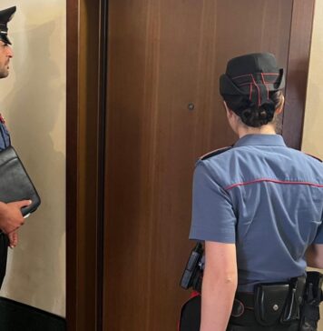 Blitz dei Carabinieri in un appartamento trasformato in supermarket della droga: sequestrati hashish, cocaina e oltre 4mila euro in contanti