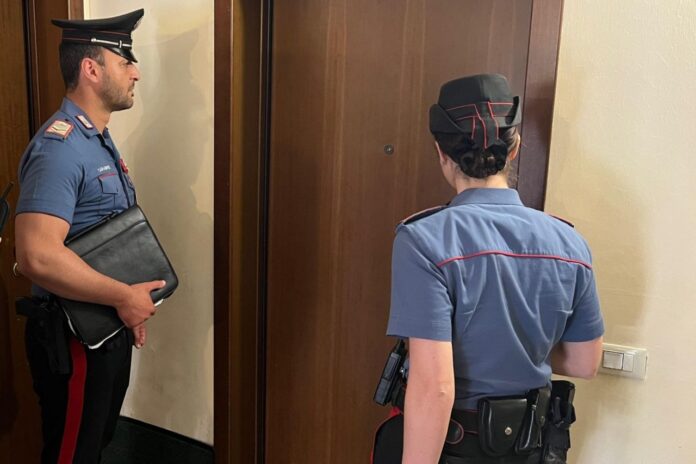 Blitz dei Carabinieri in un appartamento trasformato in supermarket della droga: sequestrati hashish, cocaina e oltre 4mila euro in contanti