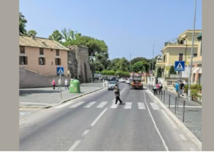 Investita sulle strisce da una moto pirata a Ostia Antica: riprese utili nelle telecamere degli Scavi 1