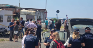 Sequestrati camper dei senza dimora: a Ostia pure l’assessore. Esercito: “Nuovo camping non sicuro” (FOTO) 3 Sequestrati camper dei senza dimora: a Ostia pure l’assessore. Esercito: “Nuovo camping non sicuro” (FOTO) 3