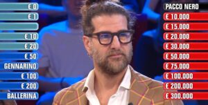 Affari Tuoi 21 maggio, il sogno di Marco alla Regione Fortuna: quanto ha vinto ai pacchi 1 Affari Tuoi 21 maggio, il sogno di Marco alla Regione Fortuna: quanto ha vinto ai pacchi 1