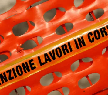 Rifacimento della segnaletica su via Appia: divieti di sorpasso e velocità ridotta in pieno giorno Cantieri diurni sull'Aurelia per interventi agli impianti di illuminazione. Previsti restringimenti di carreggiata e la chiusura temporanea di rampe e svincoli in direzione Civitavecchia e Fiumicino