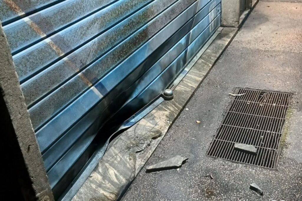 Bomba carta contro il Lazio Store: boato nella notte a Ostia 1