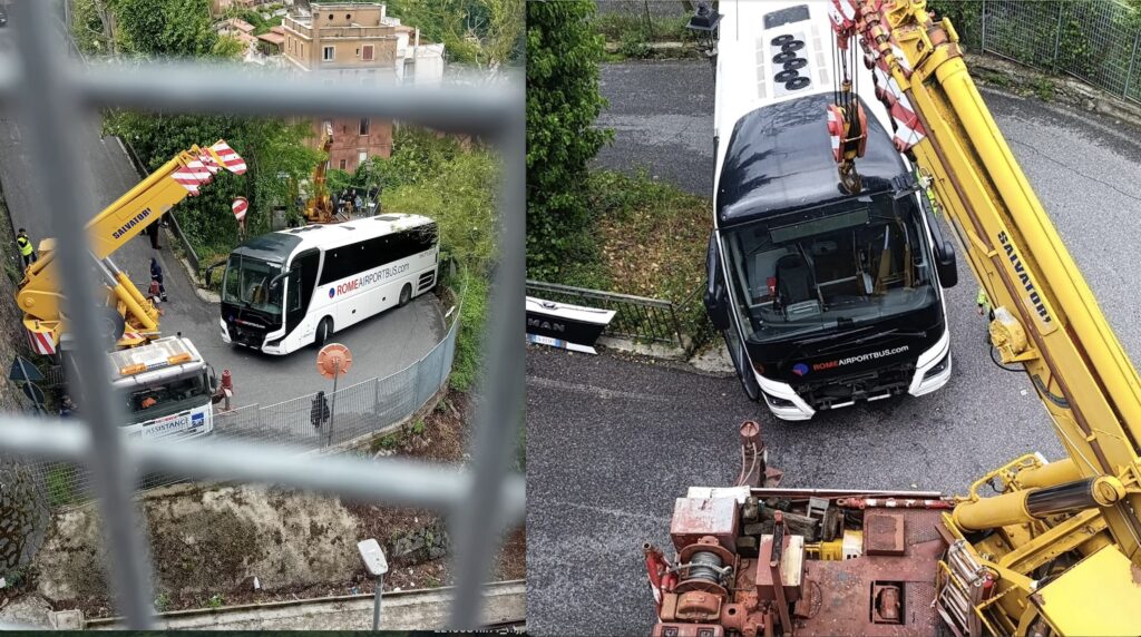 Bus turistico tradito dal navigatore si incastra a Rocca di Papa: gru giganti in azione (FOTO) 1