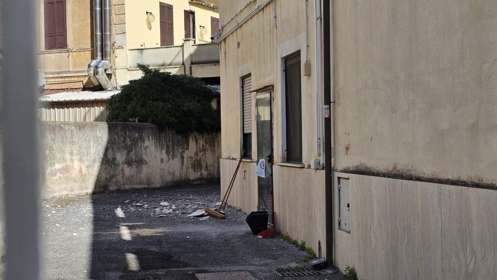 Caserma dei vigili del fuoco, crolla il soffitto: Ostia resta senza sede (FOTO) 1 Crollo caserma vigili del fuoco ostia