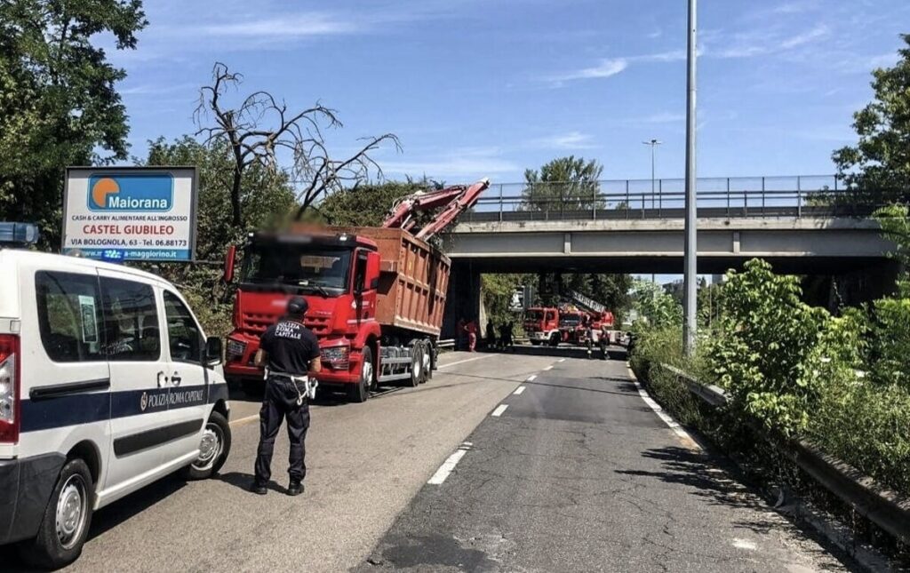 Via Salaria, al via i lavori sul cavalcavia danneggiato nel 2021: scattano le chiusure notturne e le deviazioni 1