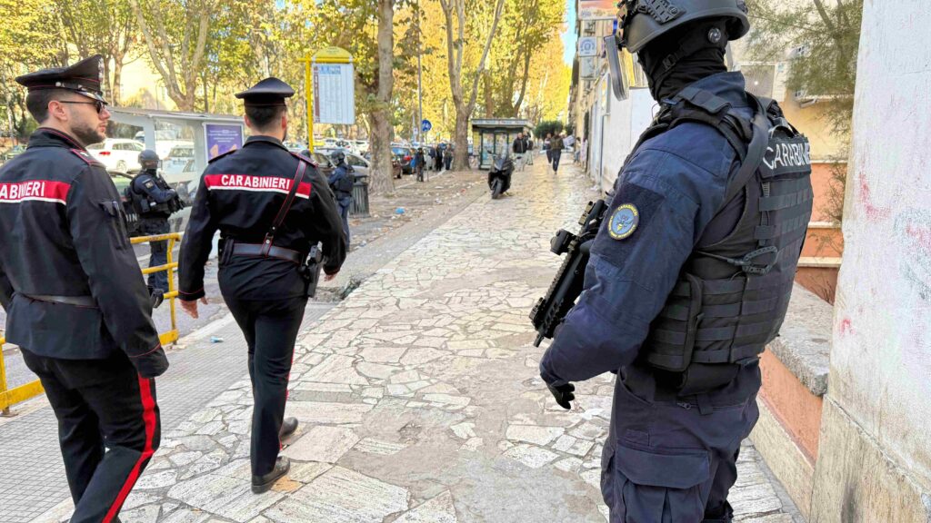 Blitz al Quarticciolo, la pistola carica e armata nascosta nello zaino: due arresti 1
