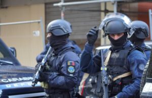 Sequestri di persona, bombe carta, torture con mazze e cesoie: sgominato gruppo criminale a Ostia (VIDEO) 2 Sequestri di persona, bombe carta, torture con mazze e cesoie: sgominato gruppo criminale a Ostia (VIDEO) 1