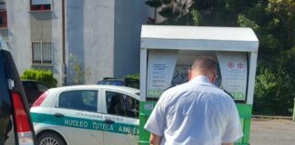 Operazione a Colle Fiorito: gli ispettori ambientali esaminano i rifiuti in strada e risalgono ai responsabili