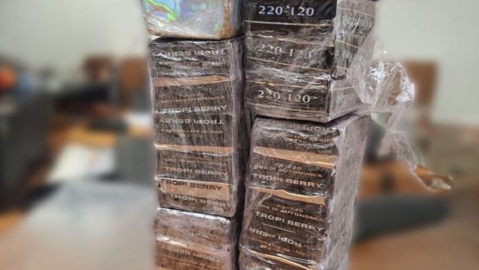 Carico di droga camuffato tra tisane e caffè: pusher arrestato con spesa stupefacente