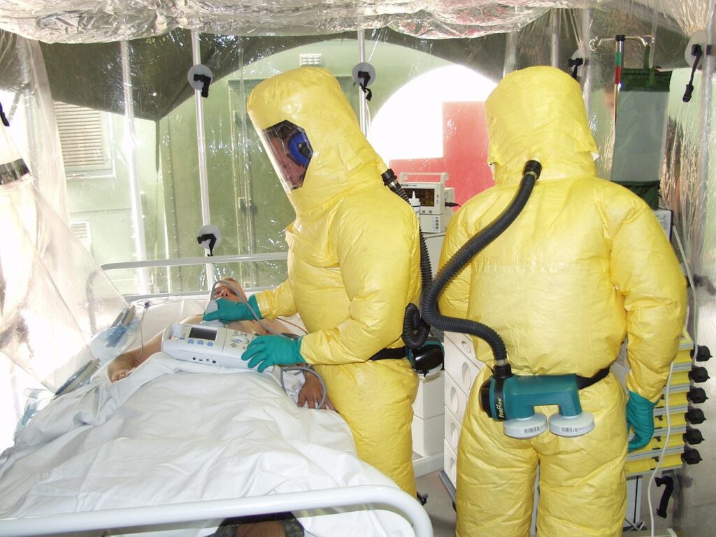 Ebola, dottoressa di Medici Senza Frontiere in isolamento allo Spallanzani: volo speciale dal Congo 1 Ebola, dottoressa di Medici Senza Frontiere in isolamento allo Spallanzani: volo speciale dal Congo 1