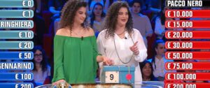 Affari Tuoi 7 maggio, gioca Sara insieme alla gemella: quanto ha vinto ai pacchi ieri